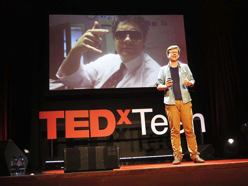 Erik Finman na conferência TedX. Rapaz milionário Bitcoin.