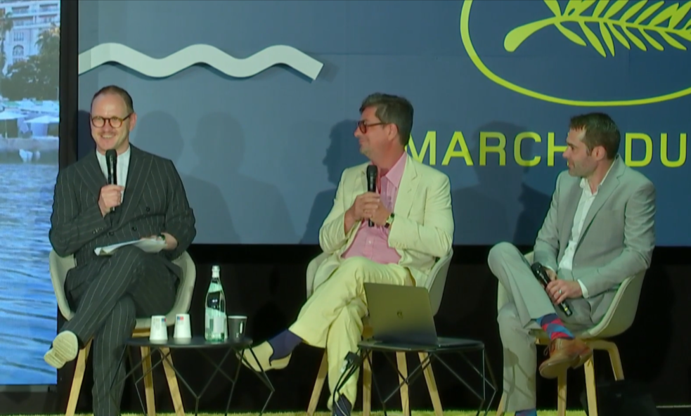 Roman Coppola (centro) e Leo Matchett (direita) são entrevistados pelo produtor Sten-Kristian Saluvee r no Festival de Cinema de Cannes em julho .